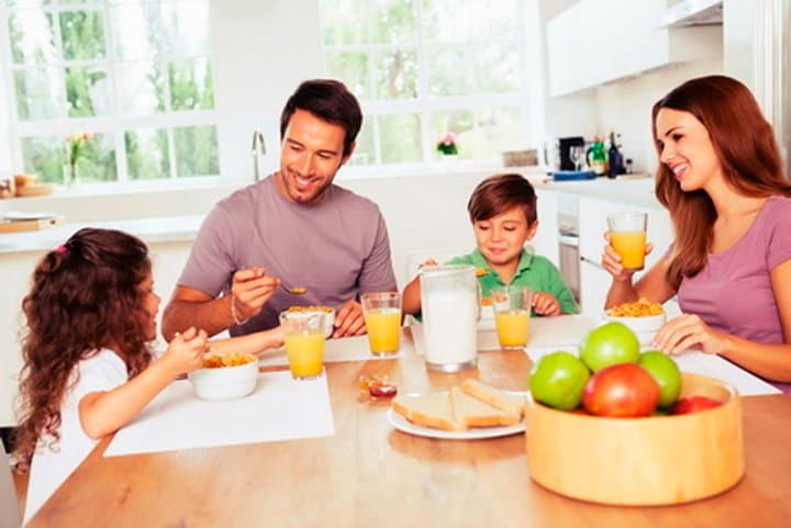Завтрак в кругу семьи защищает детей от ожирения