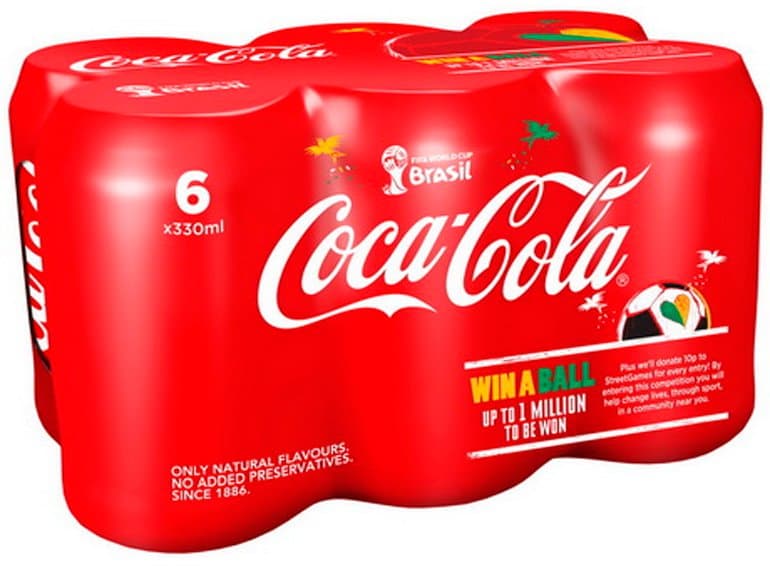 Миллион фирменных мячей собирается подарить Coca-Cola фанатам бренда